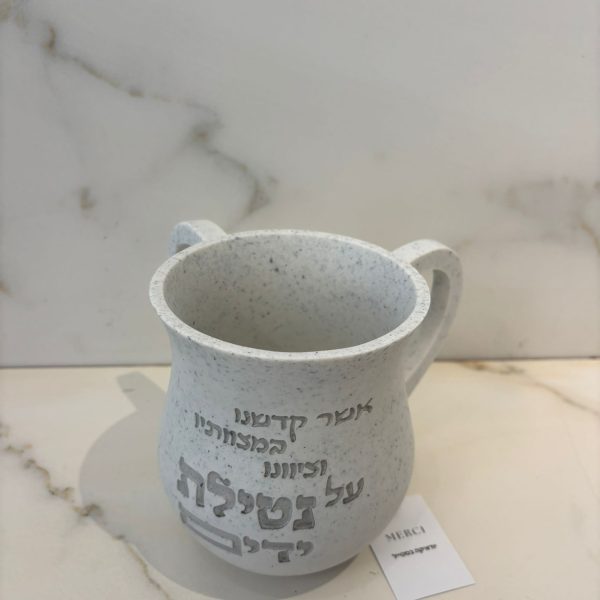 נטלה מפולימר צבע לבן חלבי עם טקסטורה באפור+חריטה
