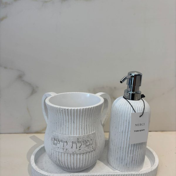 סט נטלה יחד עם סבוניה ומגש אליפסה לבן פסים וטקסטורה אפורה
