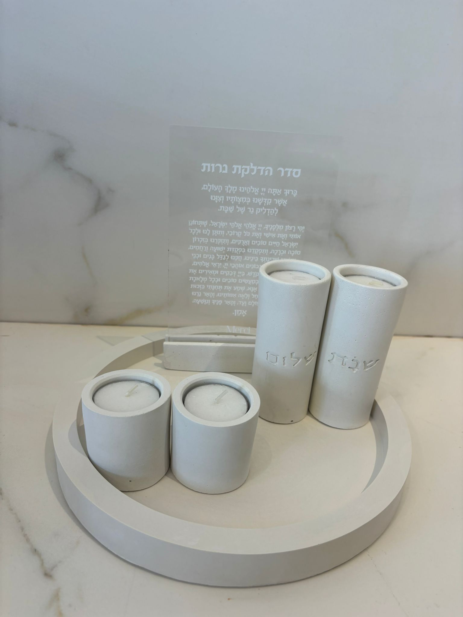 סט עגול קוטר 24 ס"מ עם ארבעה פמוטים ,בטון טבעי צבע שמנת – תמונה 3