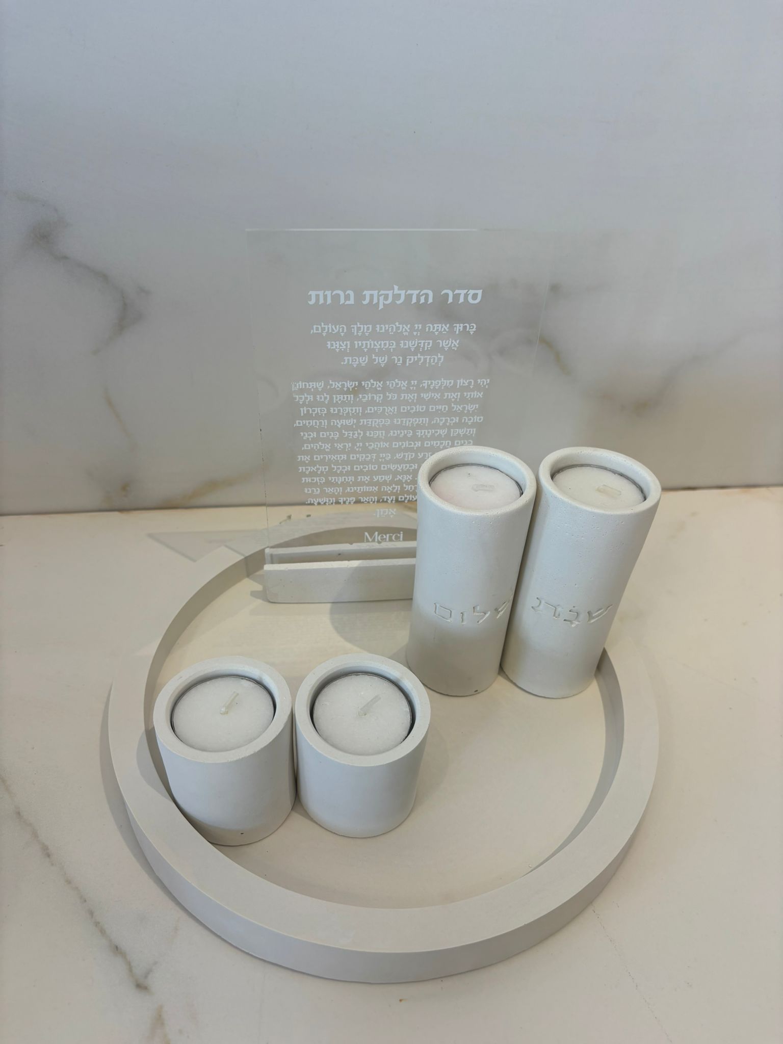 סט עגול קוטר 24 ס"מ עם ארבעה פמוטים ,בטון טבעי צבע שמנת – תמונה 4