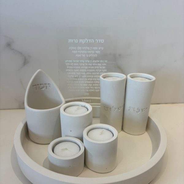 סט עגול קוטר 25 ס"מ עם חמישה פמוטים ותוספת פמוט יזכור (נר נשמה )בטון טבעי צבע שמנת